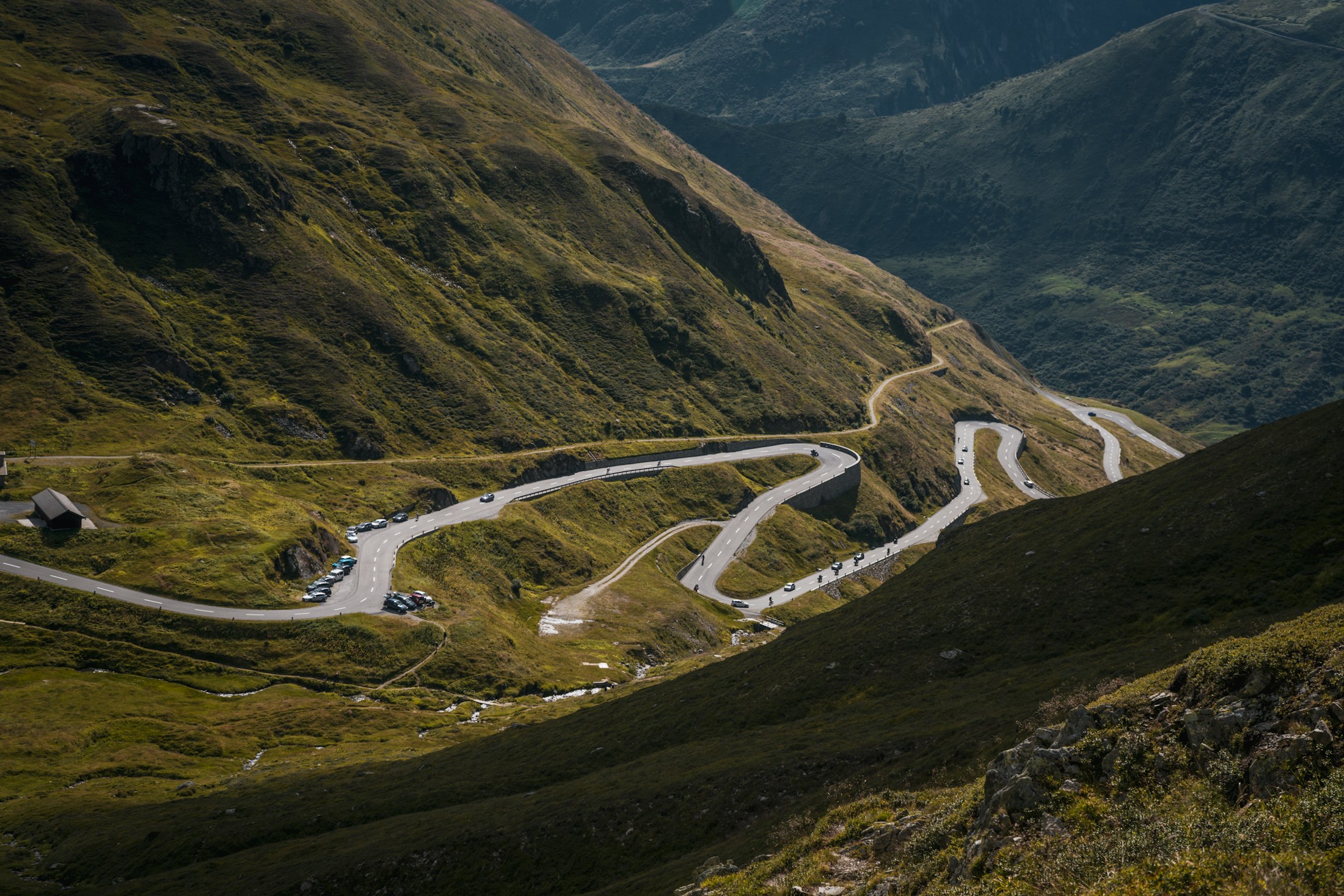 Serpentinen des Furkapasses in den Schweizer Alpen